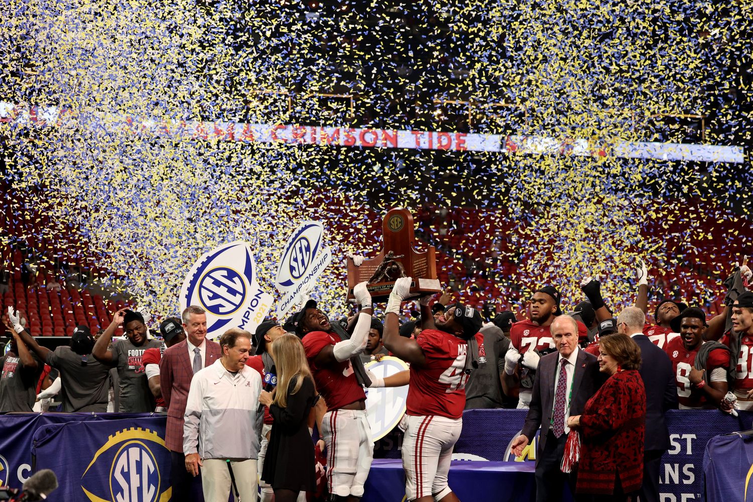 Dec 4, 2021; Atlanta, GA, USA; Alabama Crimson Tide inebacker Will Anderson Jr. (31), and defensive lineman Phidarian Mathis (48) lift the SEC championship trophy after their win against the Georgia Bulldogs at Mercedes-Benz Stadium.